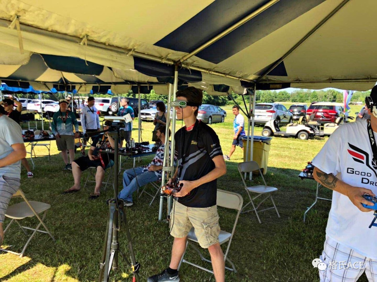 比賽中的無(wú)人機(jī)選手 比賽中的無(wú)人機(jī)選手