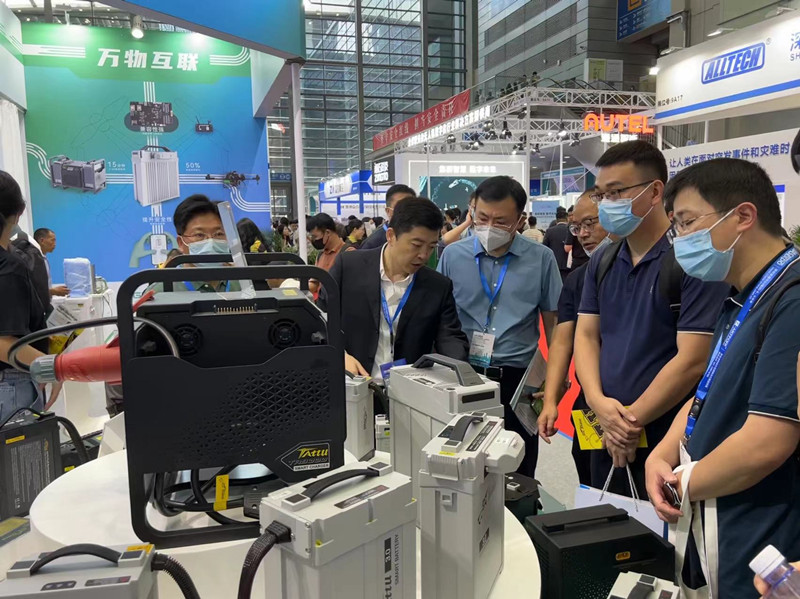 格瑞普陳總介紹無人機電池新品 格瑞普陳總介紹無人機電池新品