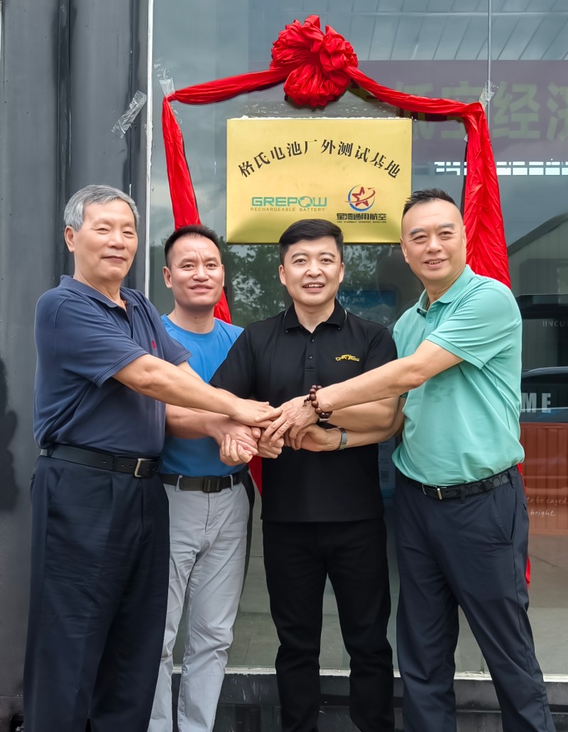 格瑞普副總經(jīng)理陳海波和星灣航空領(lǐng)導 格瑞普副總經(jīng)理陳海波和星灣航空領(lǐng)導