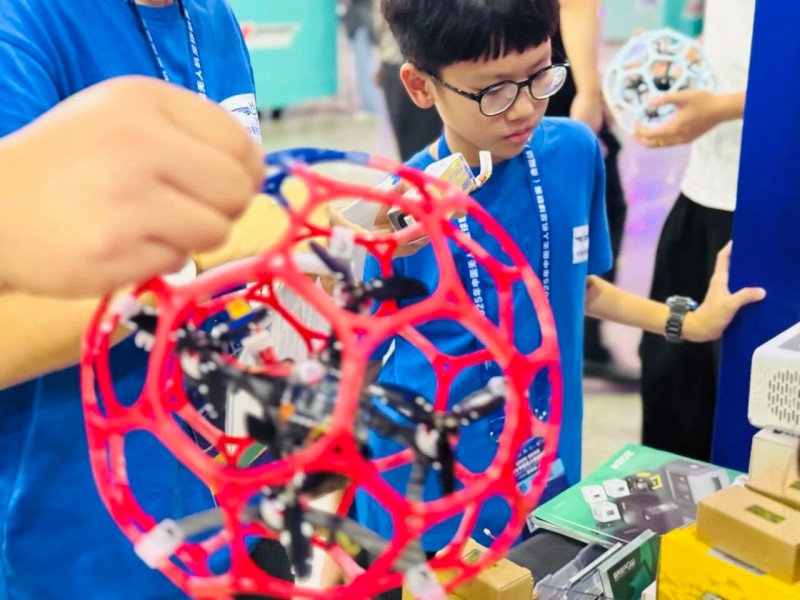 中國(guó)無(wú)人機(jī)足球聯(lián)賽貴陽(yáng)精彩瞬間 中國(guó)無(wú)人機(jī)足球聯(lián)賽貴陽(yáng)精彩瞬間