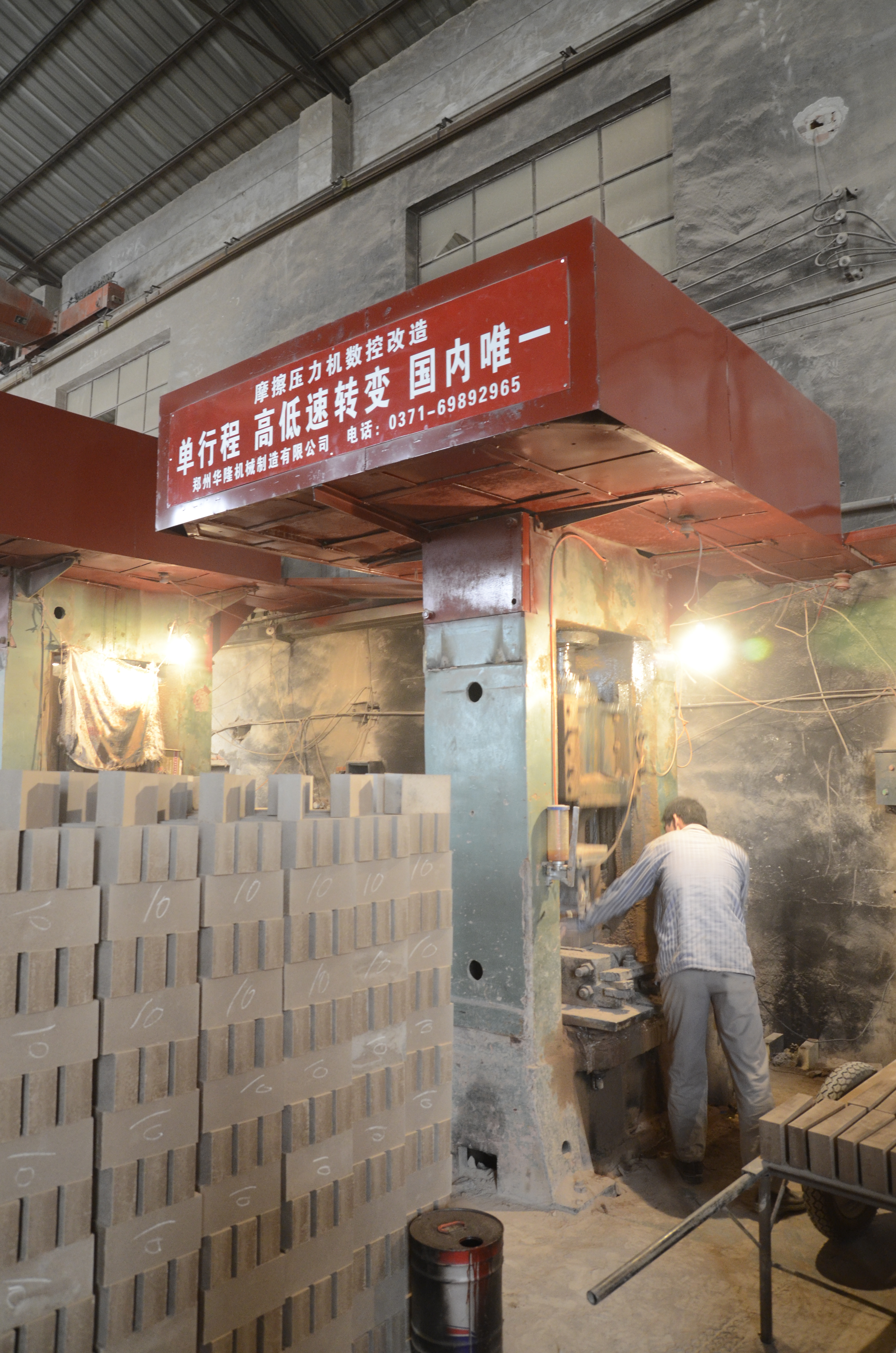 為什么企業(yè)都在淘汰摩擦壓力機(jī)？不僅僅是省錢的事